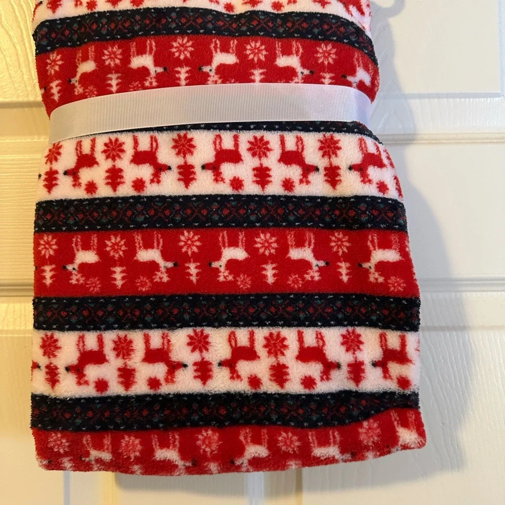 Pet Posse Red and White Cozy Blanket